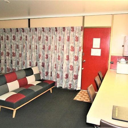 Sarina Motor Inn Bagian luar foto