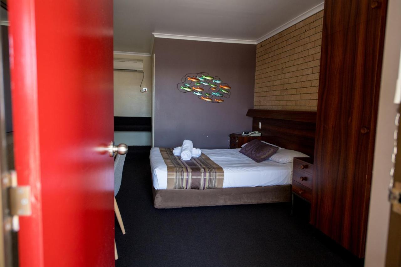 Sarina Motor Inn Bagian luar foto