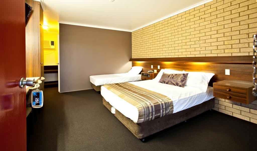 Sarina Motor Inn Bagian luar foto