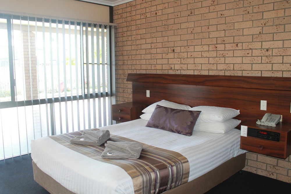 Sarina Motor Inn Bagian luar foto