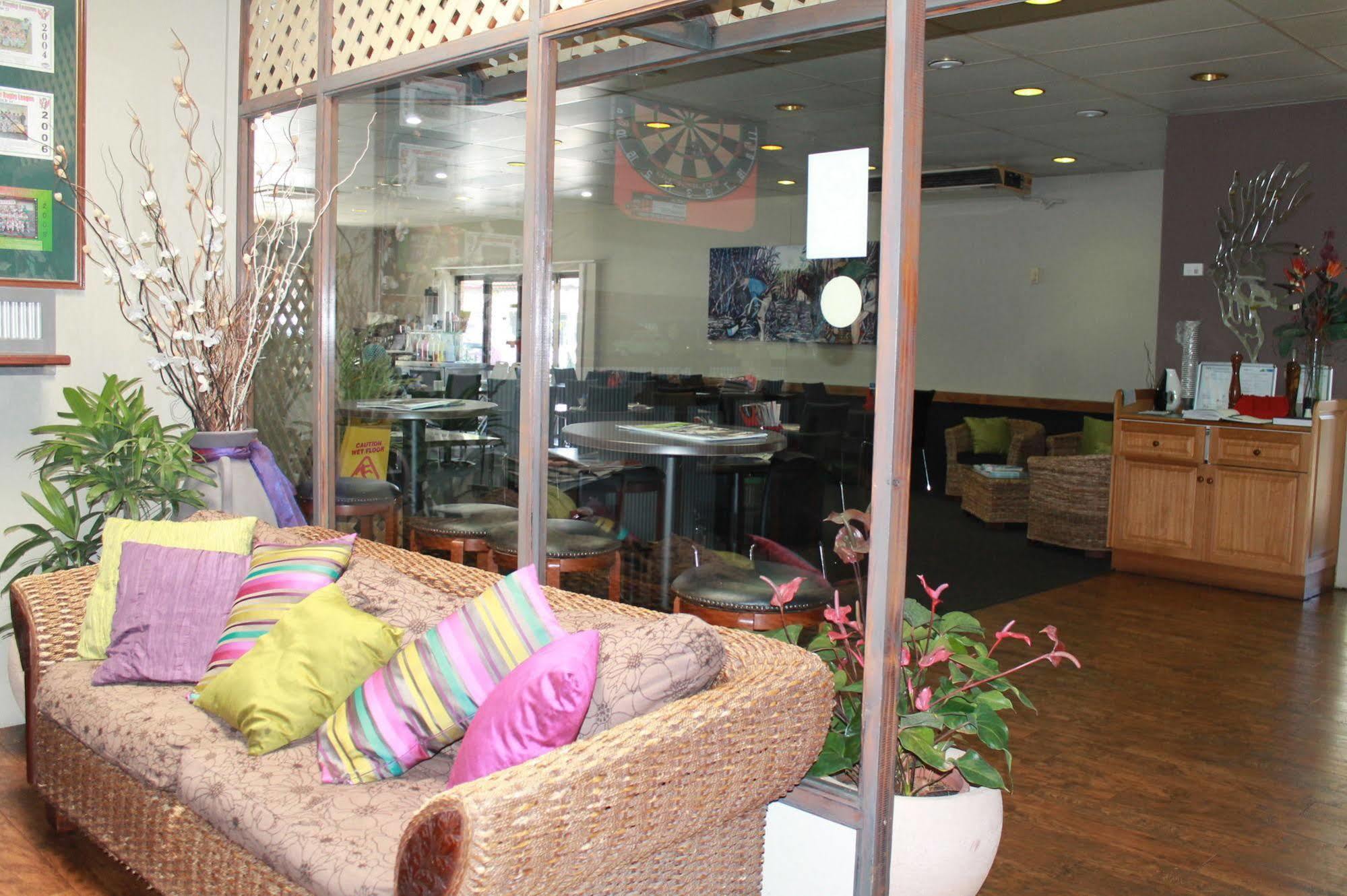 Sarina Motor Inn Bagian luar foto