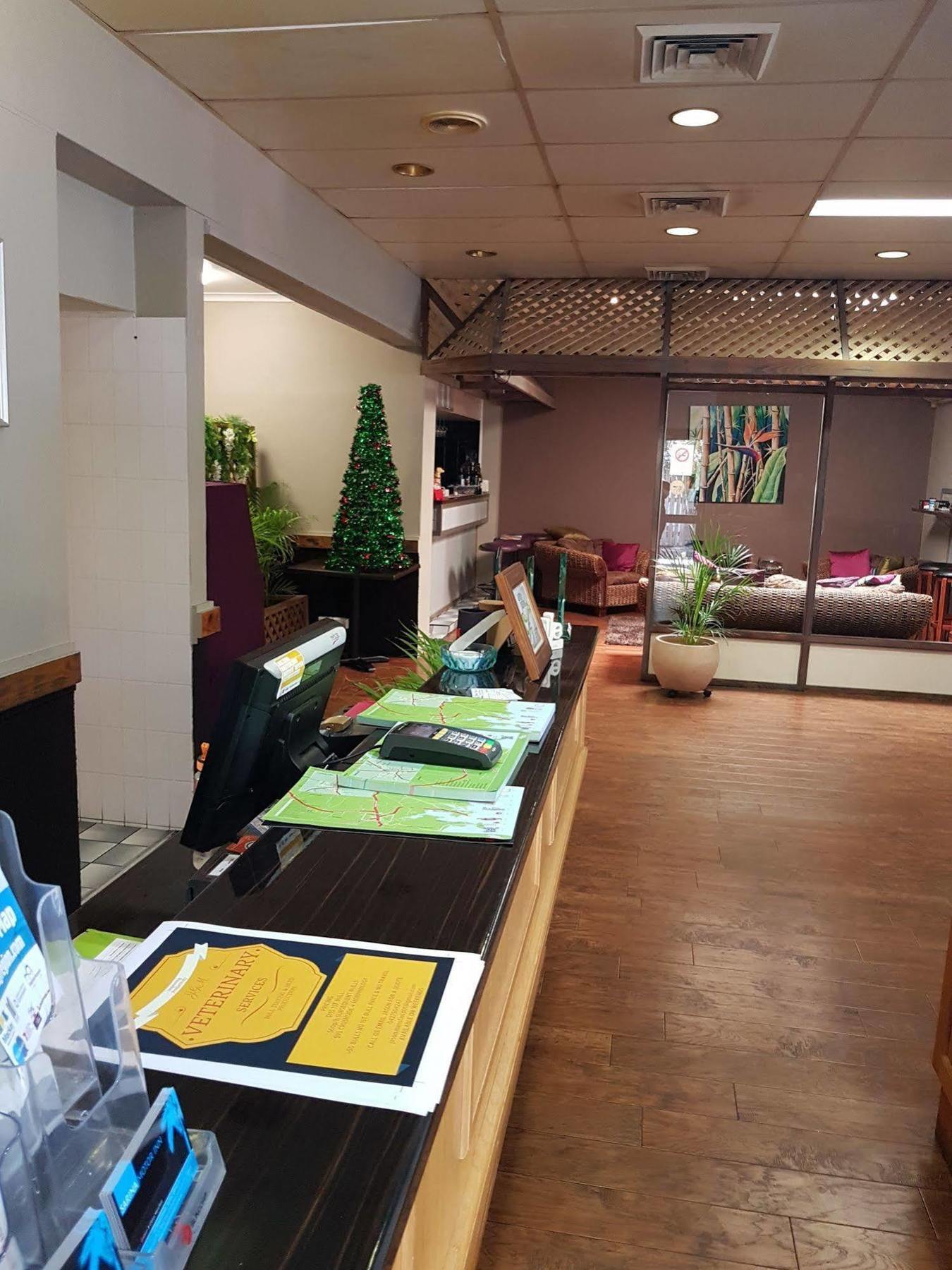 Sarina Motor Inn Bagian luar foto