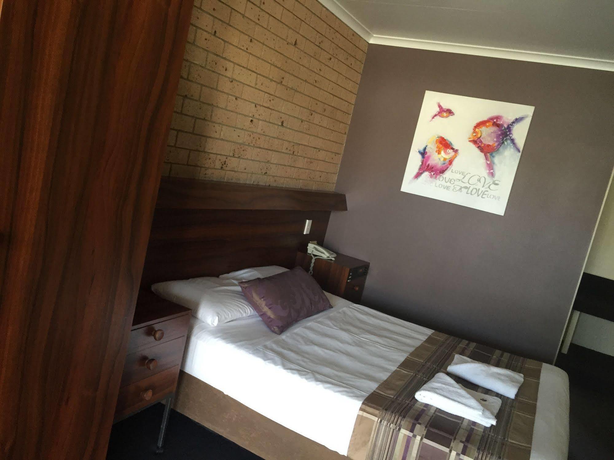Sarina Motor Inn Bagian luar foto