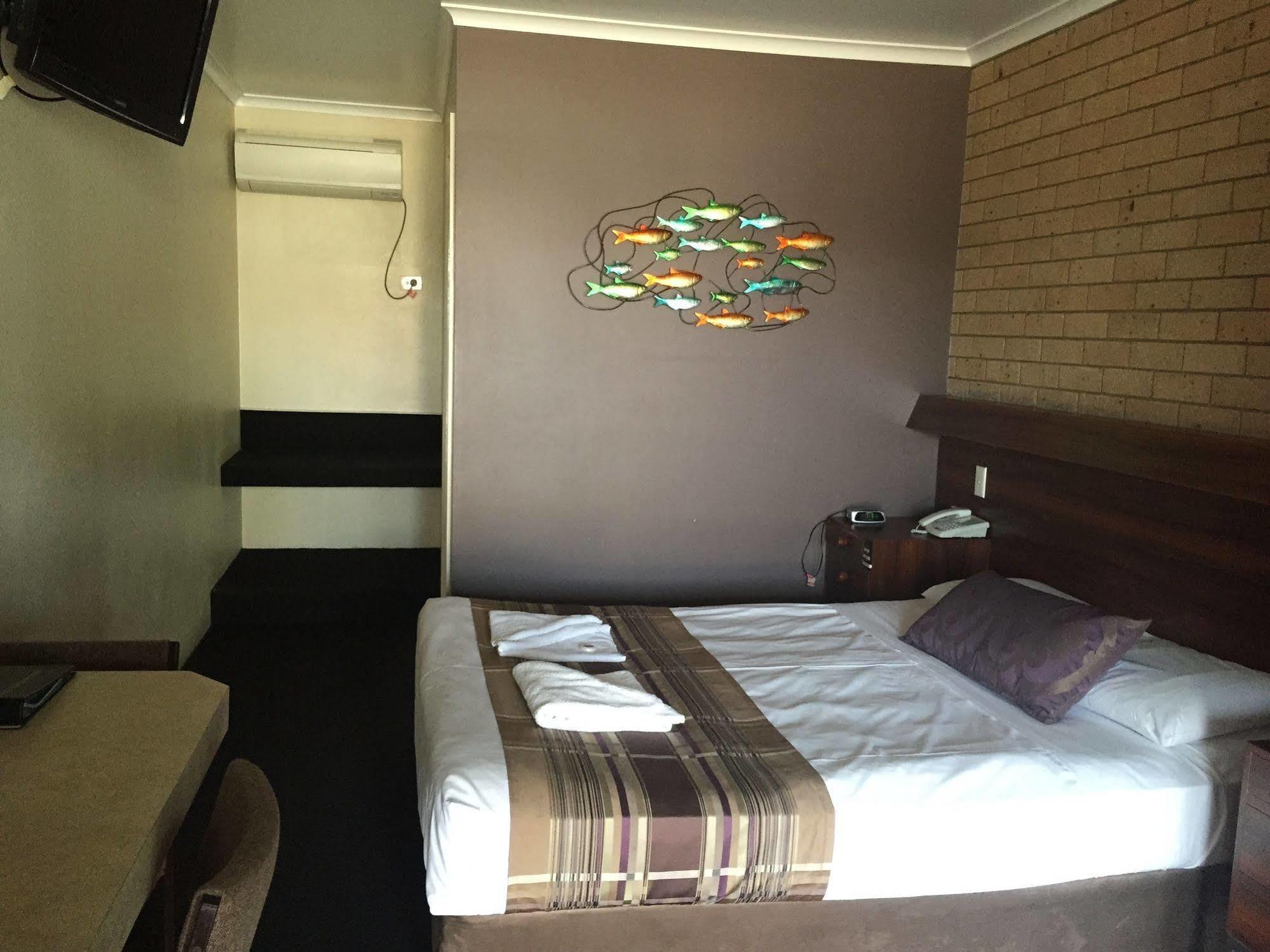 Sarina Motor Inn Bagian luar foto