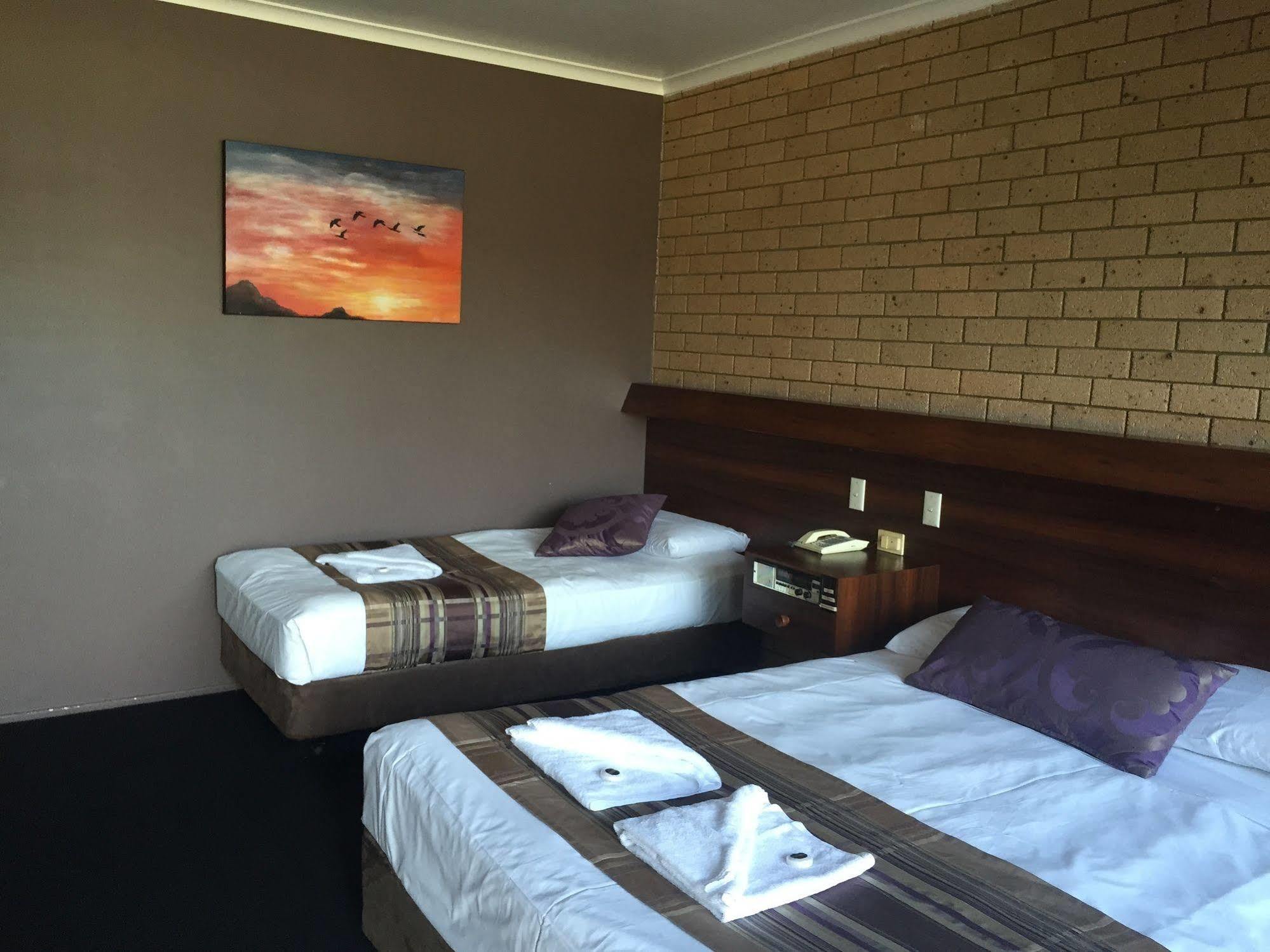 Sarina Motor Inn Bagian luar foto