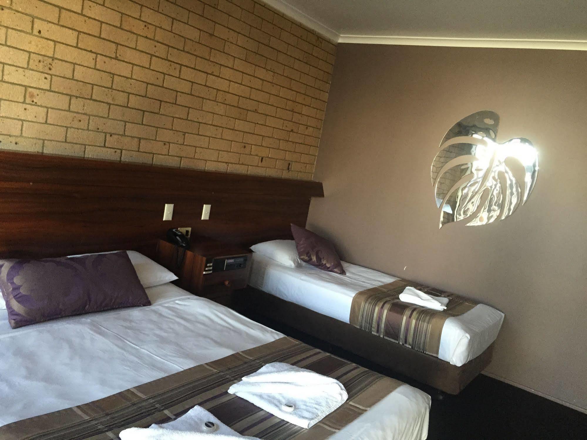 Sarina Motor Inn Bagian luar foto