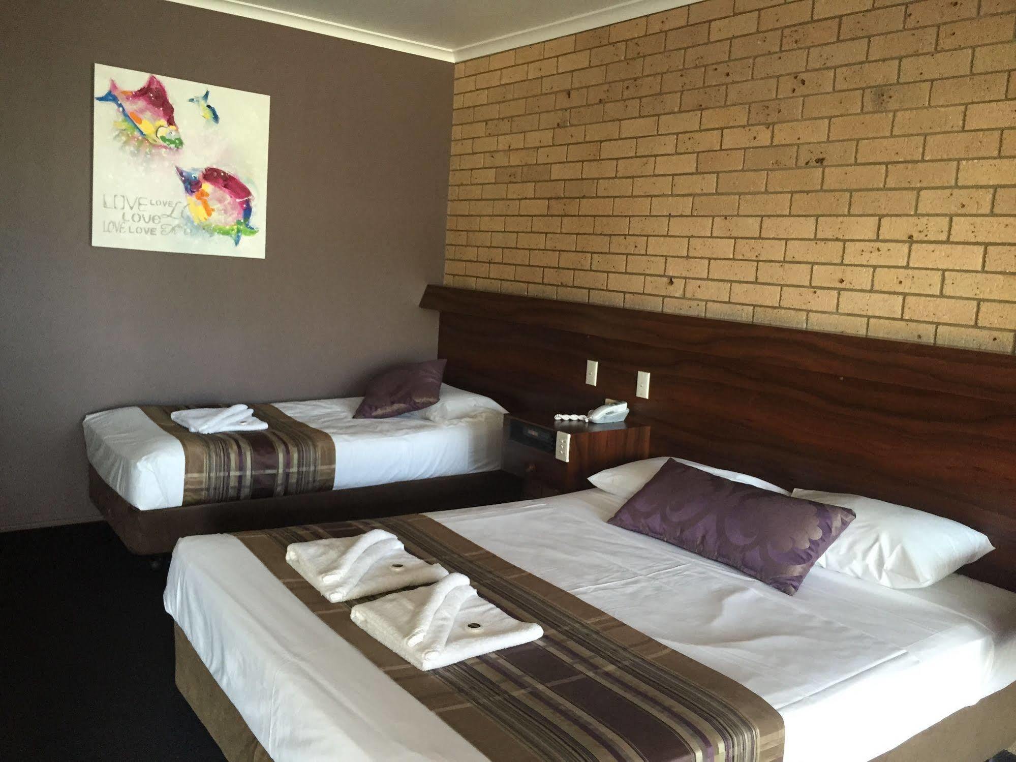 Sarina Motor Inn Bagian luar foto