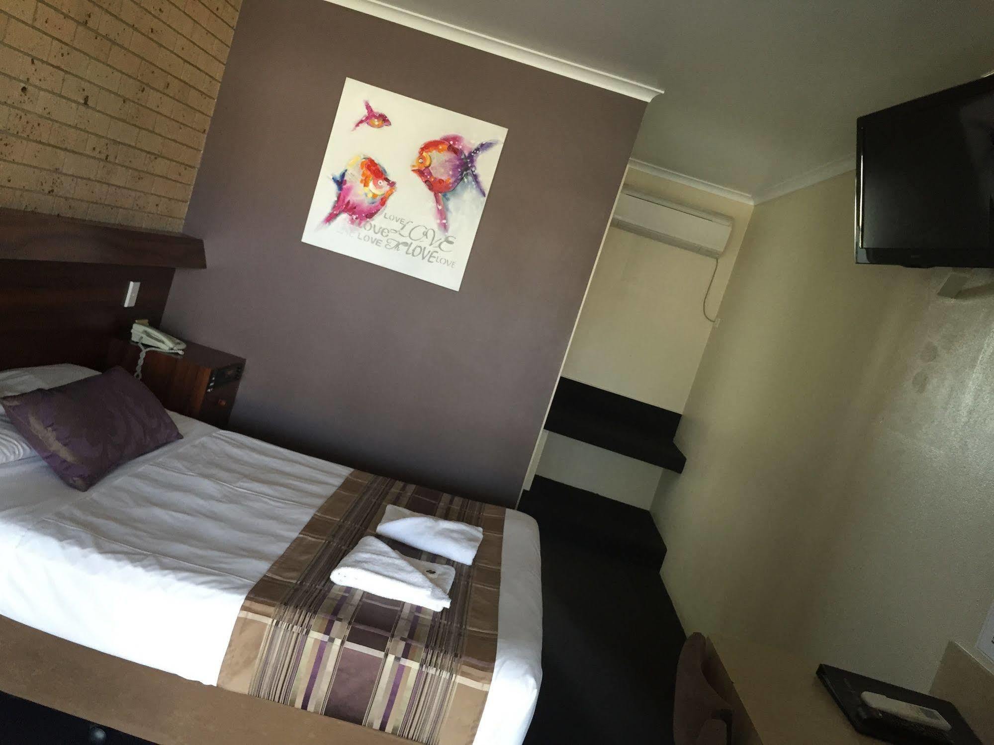 Sarina Motor Inn Bagian luar foto
