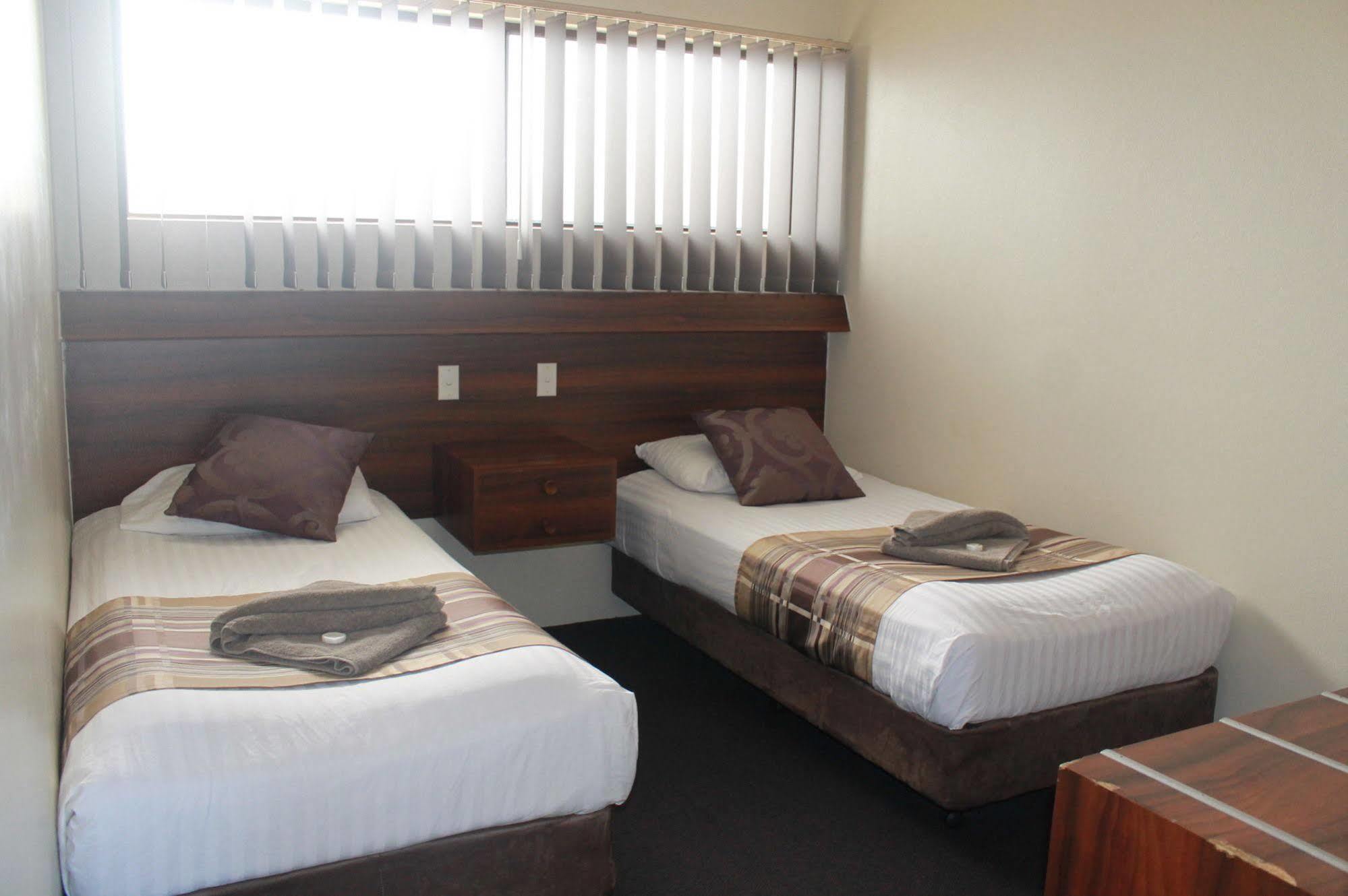 Sarina Motor Inn Bagian luar foto
