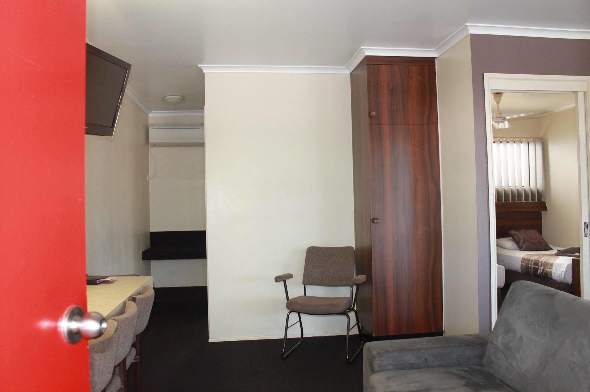 Sarina Motor Inn Bagian luar foto