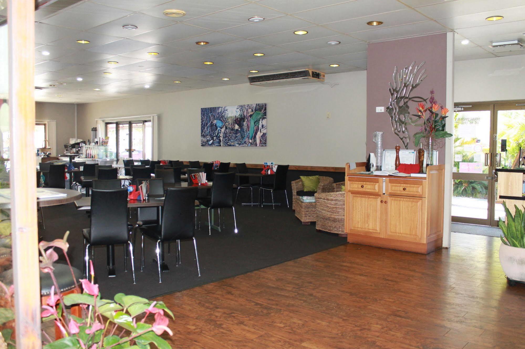 Sarina Motor Inn Bagian luar foto