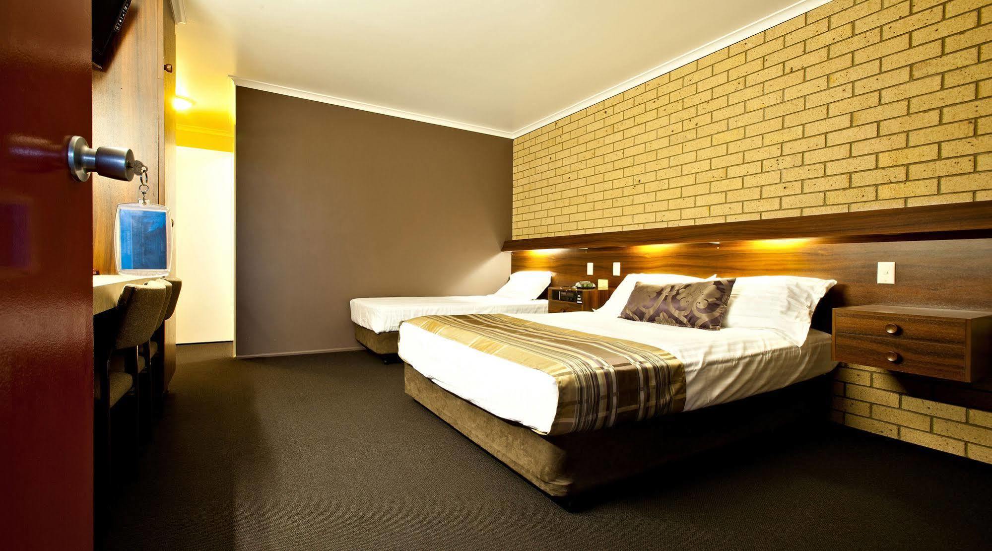 Sarina Motor Inn Bagian luar foto